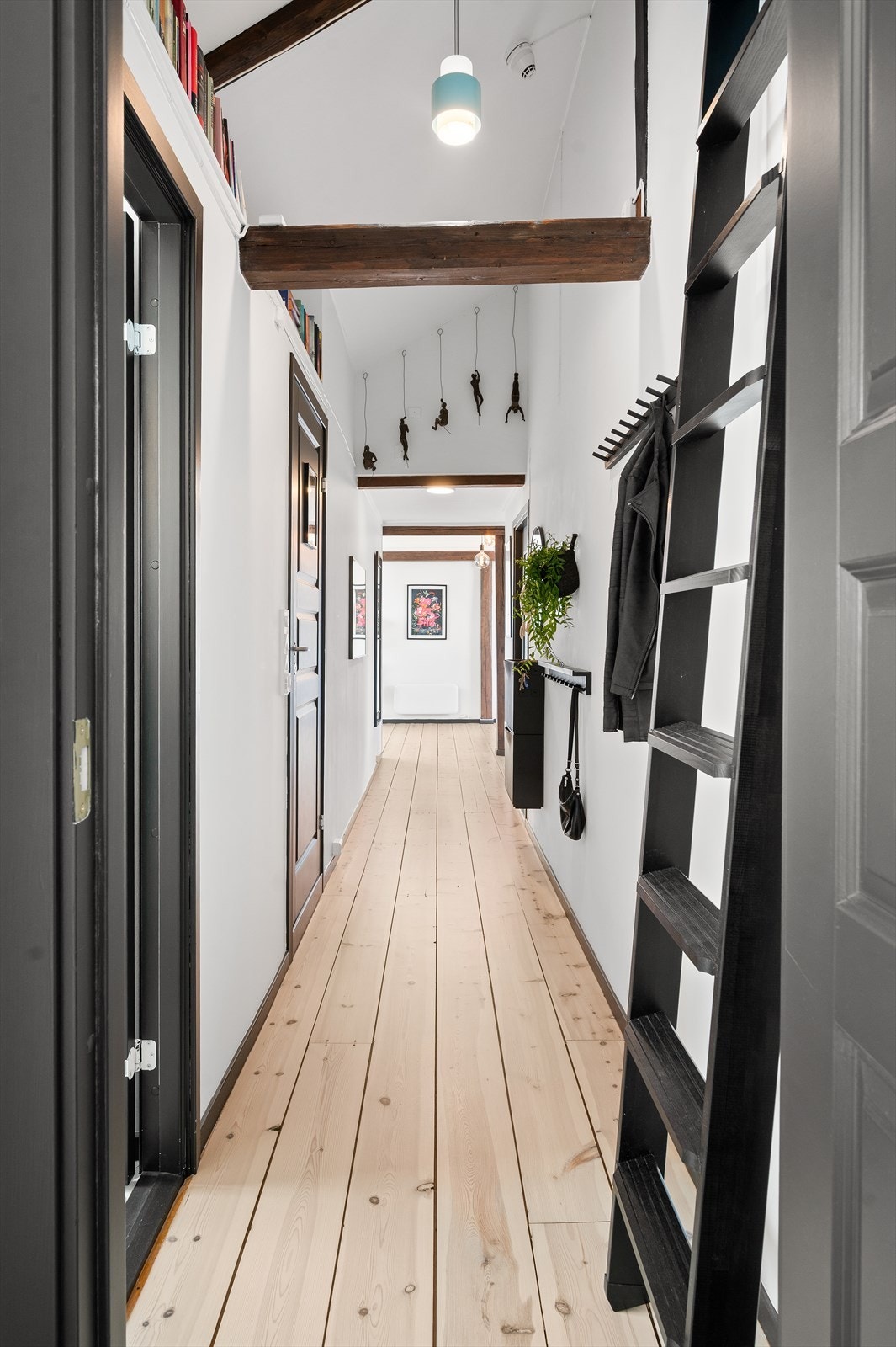 Velkommen inn! Entréen er innbydende og gir et godt førsteinntrykk av leiligheten. Her er det rom for å sette fra seg yttertøy og sko. Galleribilde