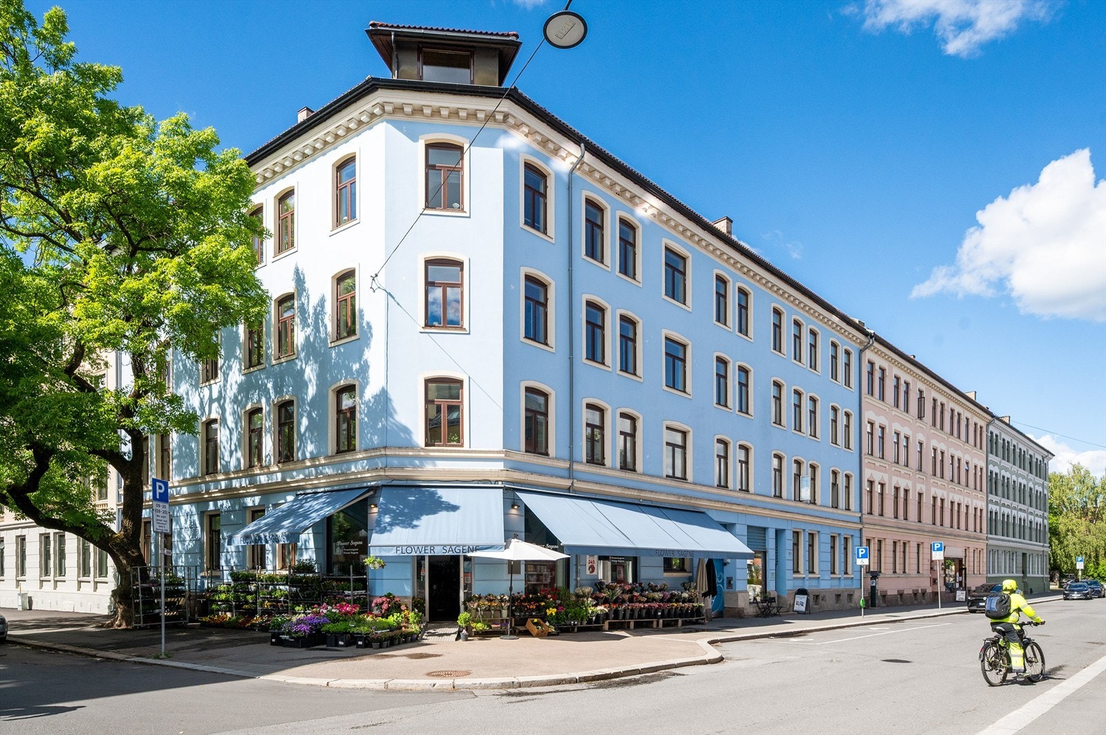 Rolig nabolag med fine parker, koselige kafeer og restauranter, og "alt" innen gangavstand. Kort vei til Torshov, Grünerløkka, Nydalen og sentrum, samt gode kollektivruter til hele byen. Galleribilde