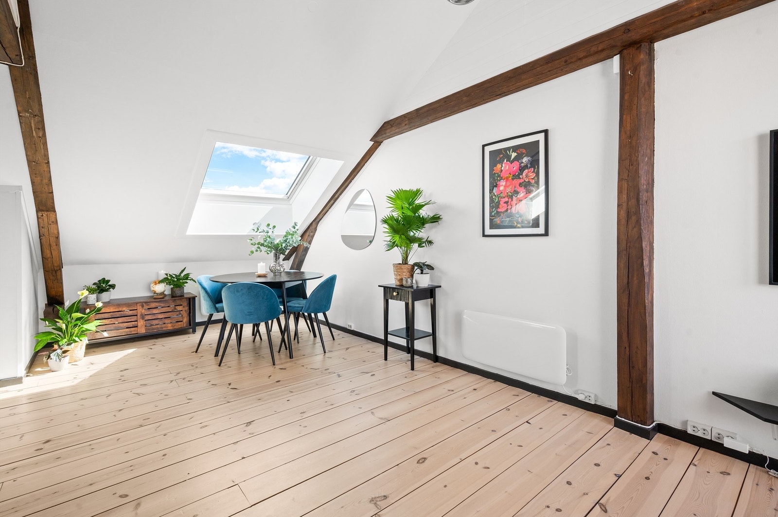 Leiligheten har gjennomgått flere oppgraderinger og holder en god standard. Det kan blant annet nevnes nytt bad og nye automatsikringer i 2024 samt overflateoppusset de fleste overflater i 2022. Galleribilde