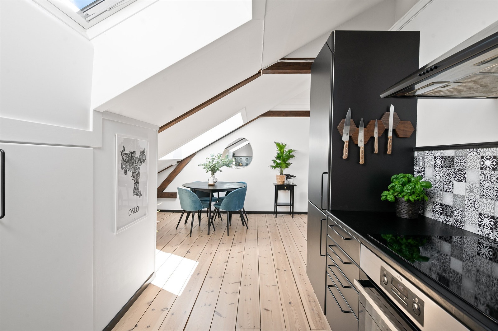 Legg merke til at det er en bod på kjøkkenet med masse ekstra lagringsplass. Galleribilde