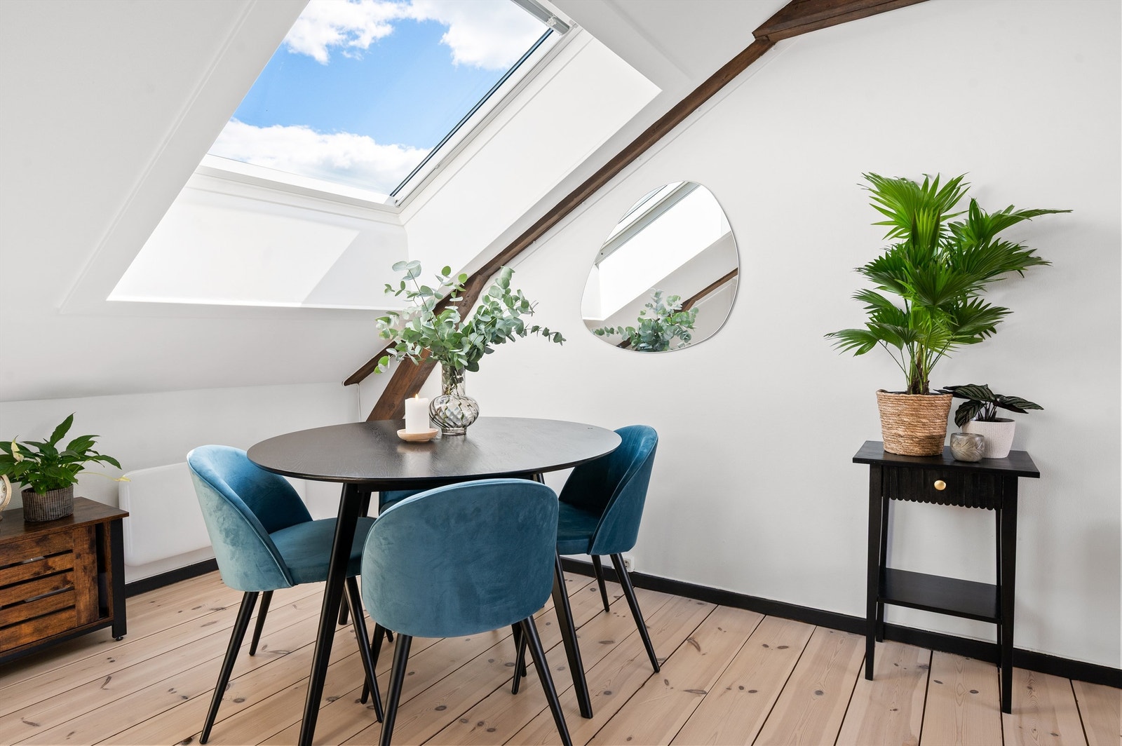 Her er det god plass til stuemøblement med sofa, tilhørende salongbord, tv-seksjon, bokhylle, stort spisebord etc. Galleribilde