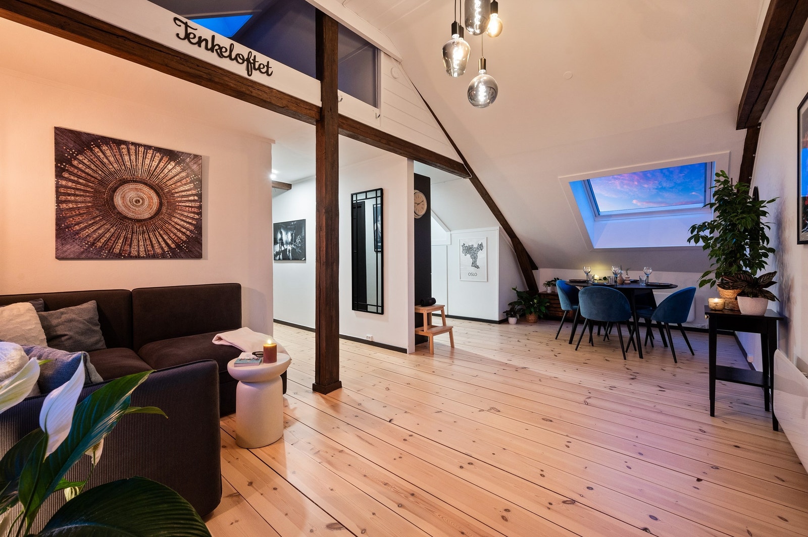 Flott og romslig stue med store vindusflater som sammen med den gode takhøyden skaper en lys og luftig atmosfære. Galleribilde