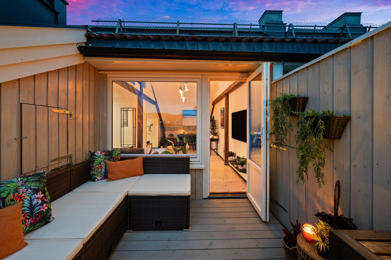 Konstruksjonen er inntrukket i en del av takkonstruksjonen til bygget og du sitter helt skjermet for innsyn. Det er også tilgang til en praktisk bod på terrassen. Galleribilde