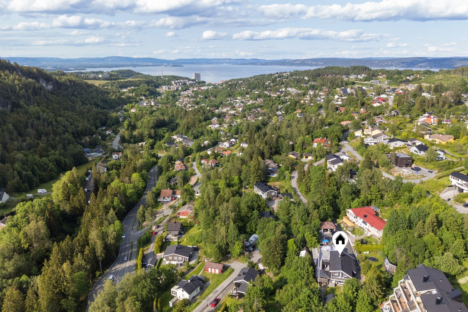 Det er nærhet til lekeplass, barnehage, busstopp og turområder, samt kort vei til skoler, butikker og idrettsanlegg. Galleribilde