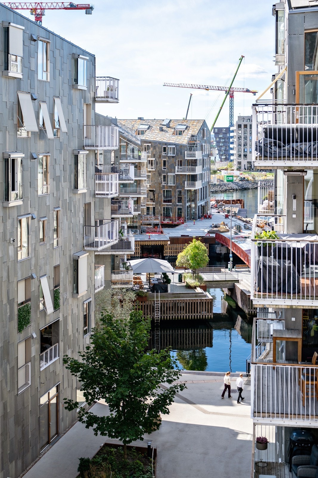 Utsikt fra balkongen ut mot de karakteristiske fasadene i vannkunsten Galleribilde