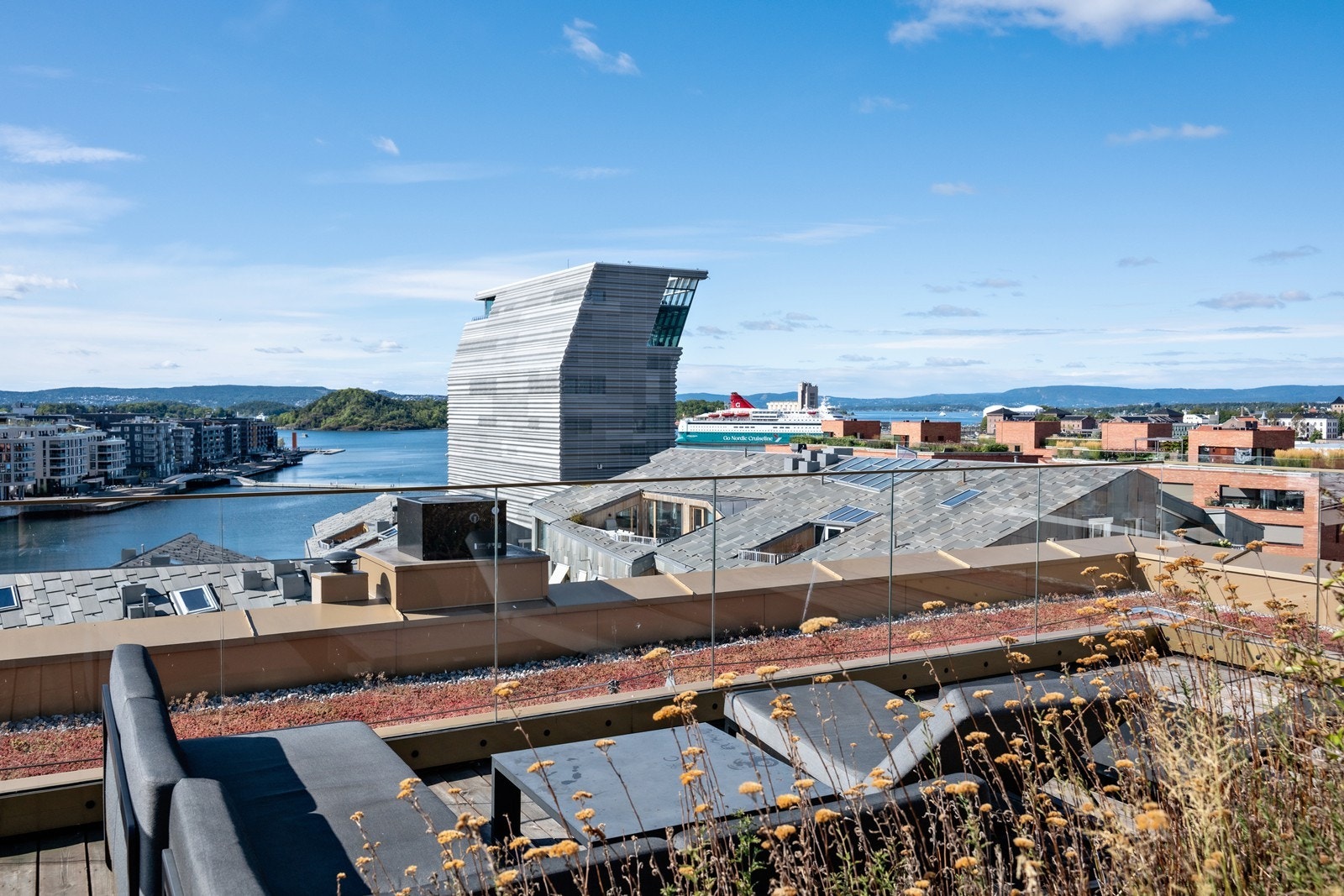Takterrassen har nydelig utsikt mot Oslofjorden, MUNCH og resten av Oslo Galleribilde