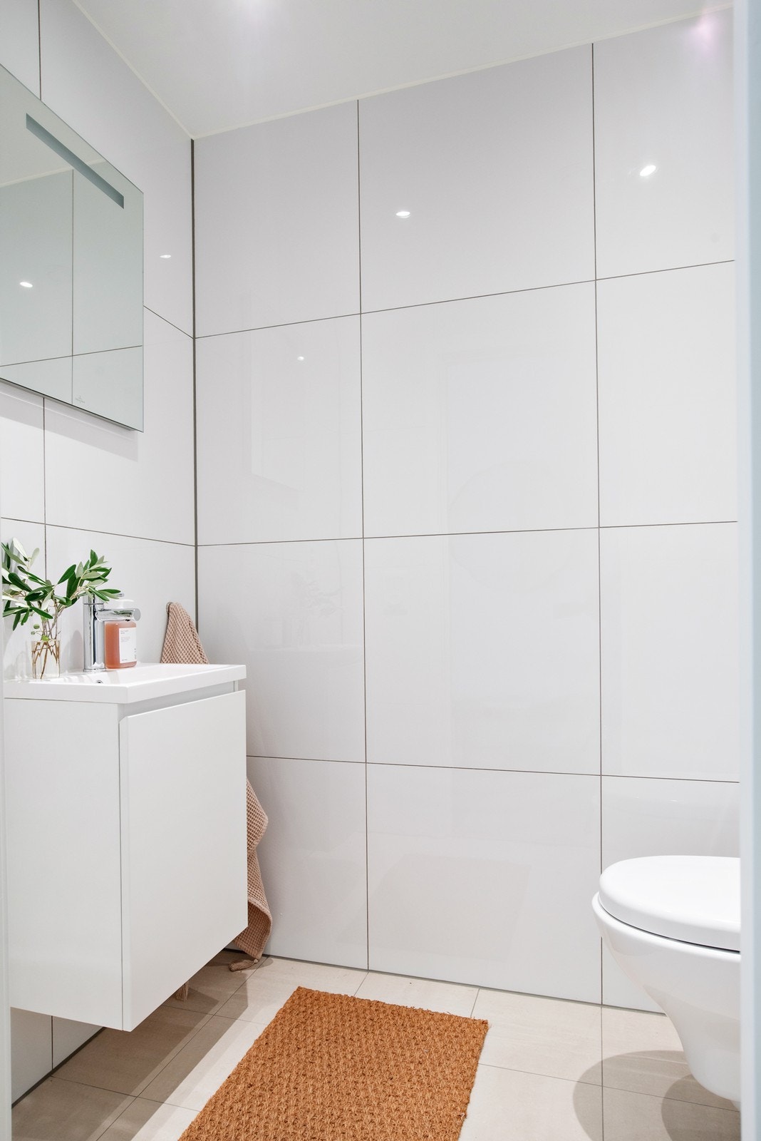 I tillegg til badet er det også et separat gjestetoalett i tilknytning til entréen Galleribilde