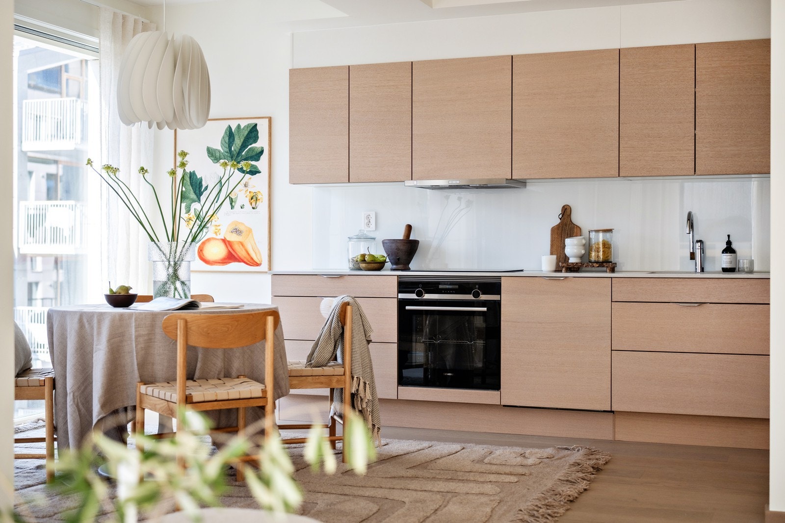 Kjøkkenet har rikelig med oppbevaringsplass, integrerte hvitevarer følger med Galleribilde