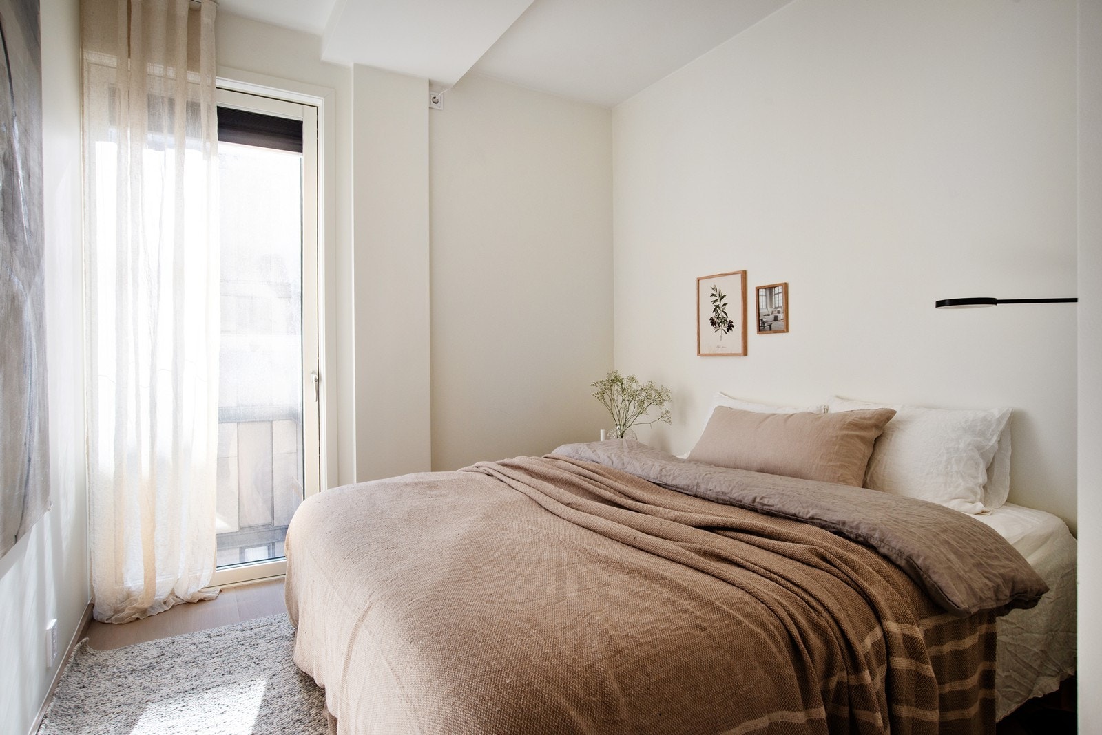 Soverom 2 av 2 har fransk balkong og plass til bred dobbeltseng. Galleribilde