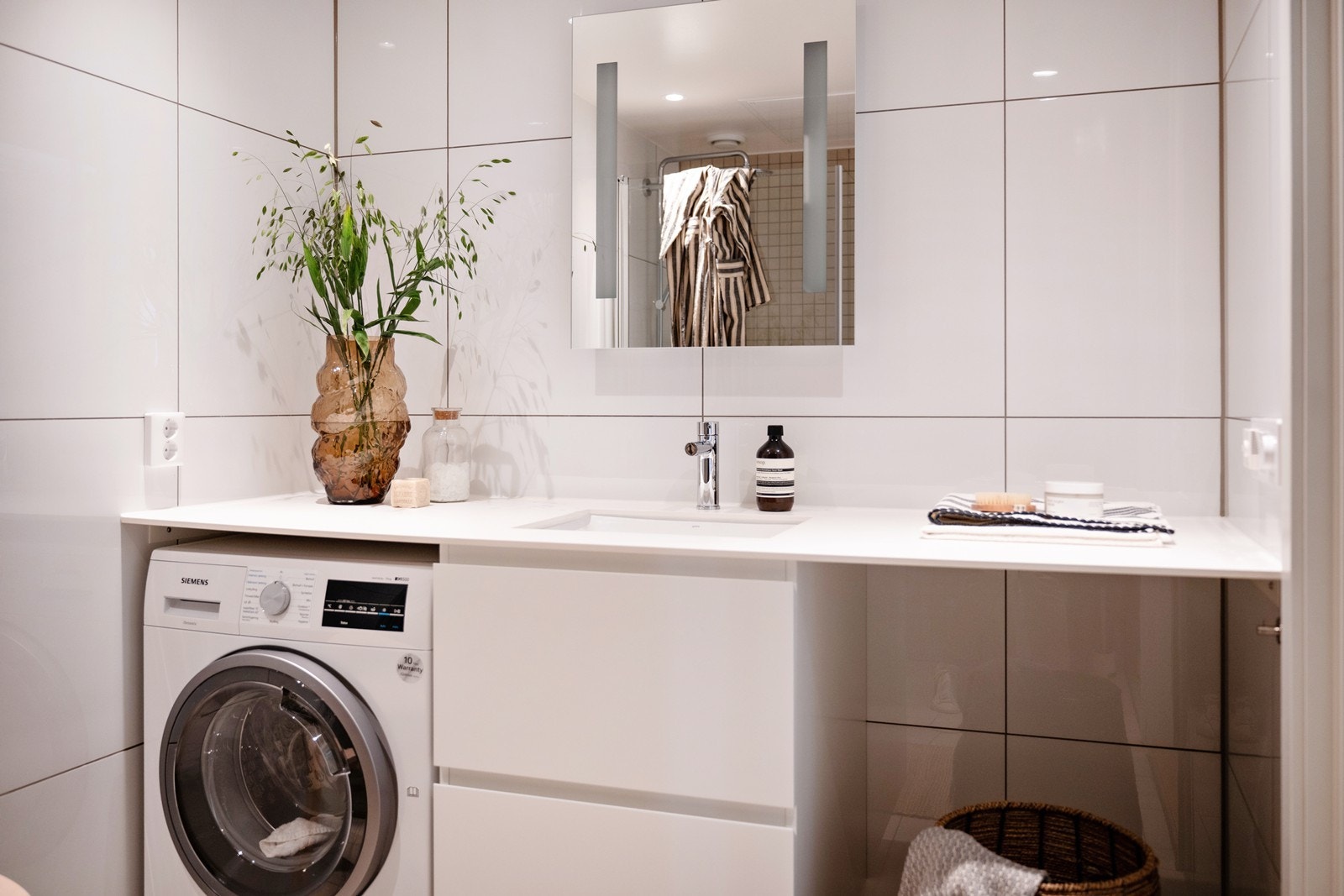 Det er plass til både vaskemaskin og trommel under benken Galleribilde