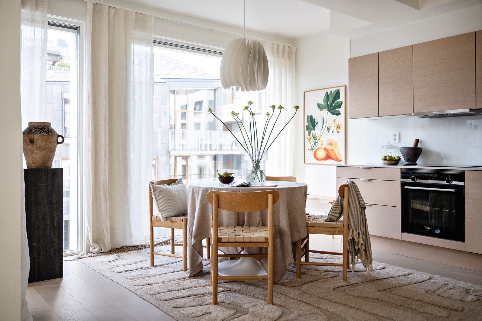 Innbydende kjøkken, det er god plass til spisestue, de store vinduene gir masse lys inn i rommet Galleribilde