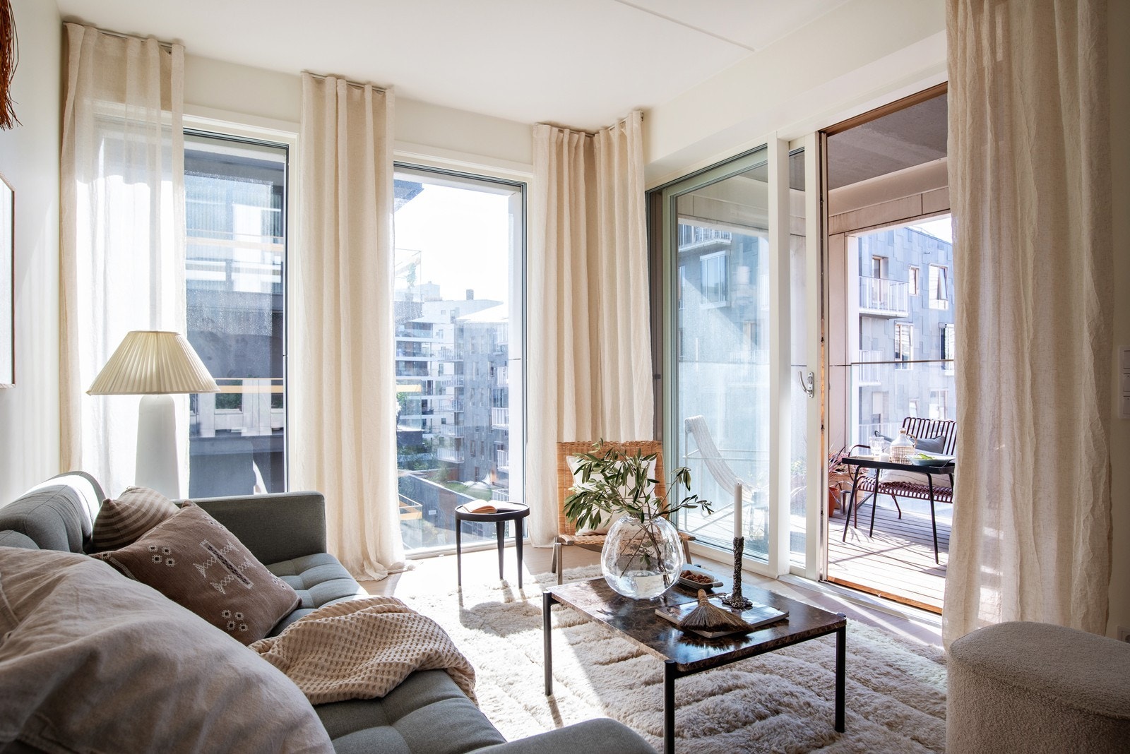 Romslig stue med store vinduer som gir rikelig med lys Galleribilde