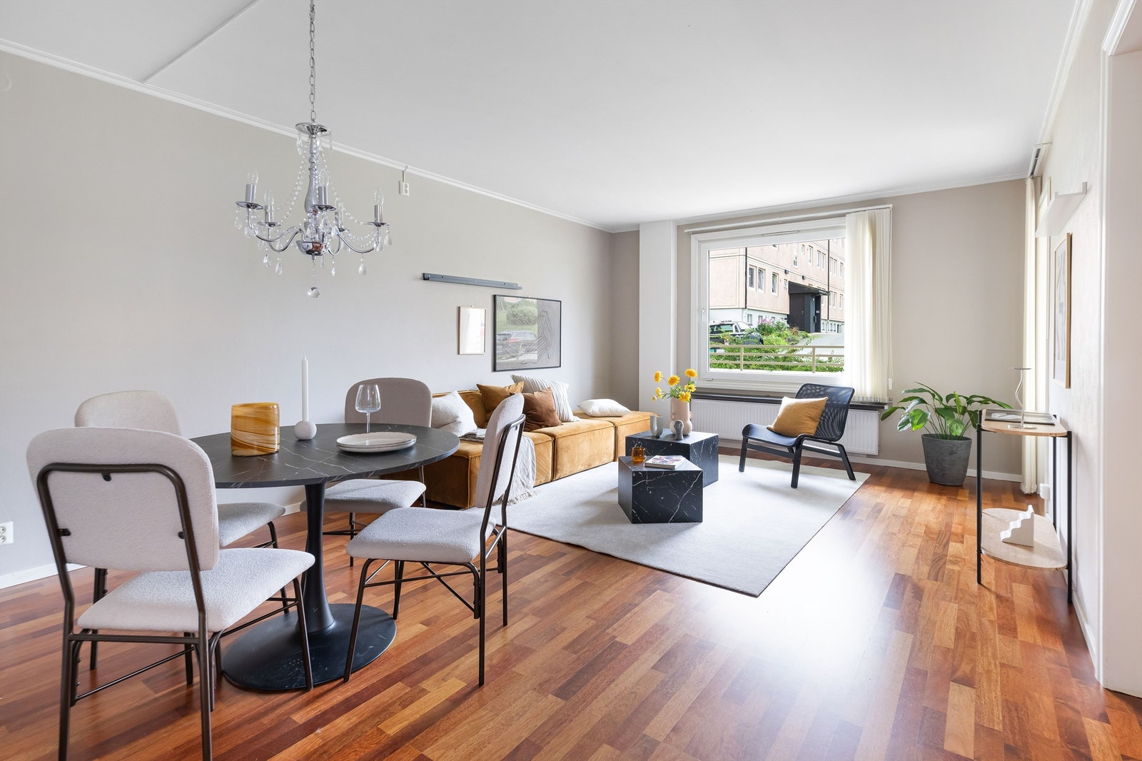 Stuen er lys og trivelig Galleribilde