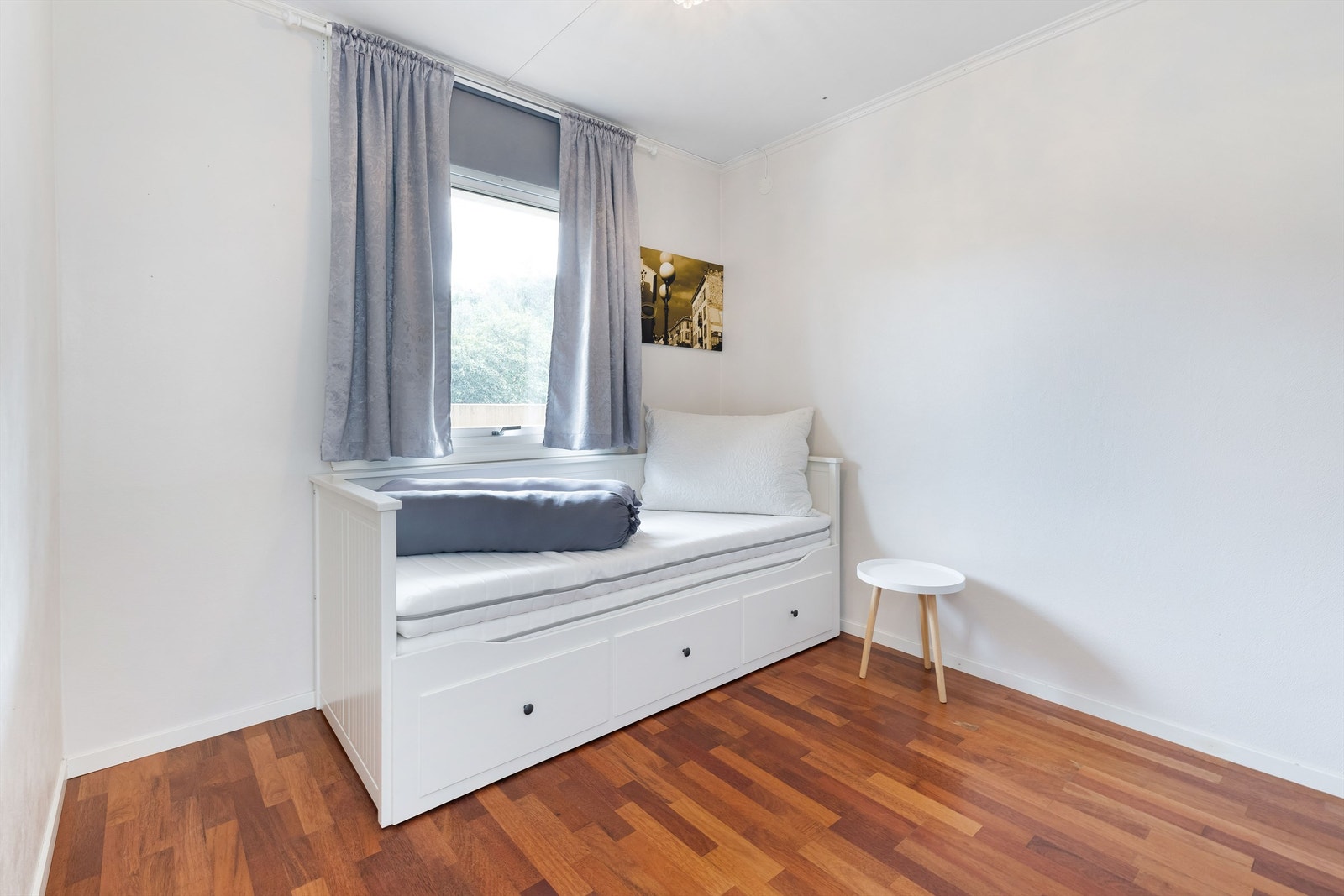 Leiligheten har 2 romslige soverom. Galleribilde