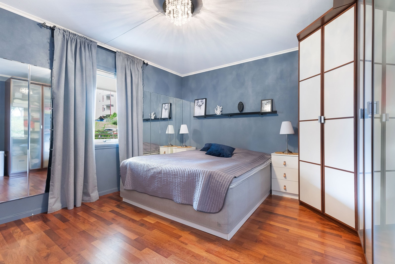 Hovedsoverommet har stor garderobe og det er plass til både dobbeltseng og arbeidspult. Galleribilde