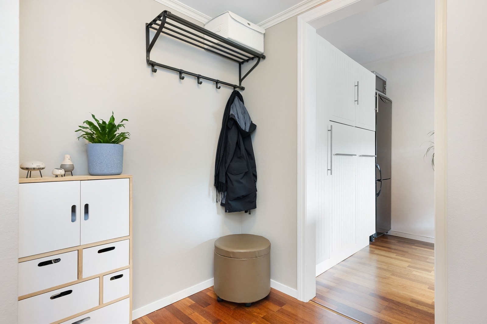 Gang med god plass til å innrede for oppbevaring av yttertøy. Galleribilde