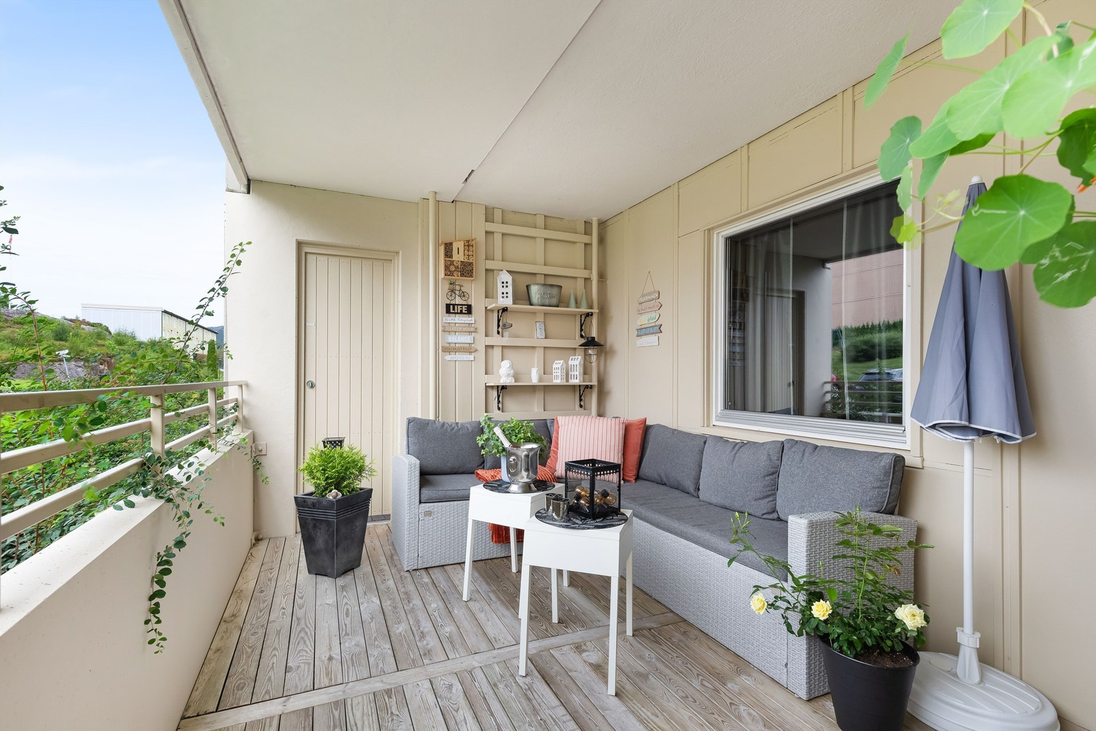 Leiligheten har en stor og flott vestvendt altan med ettermiddag og kveldssol. Galleribilde