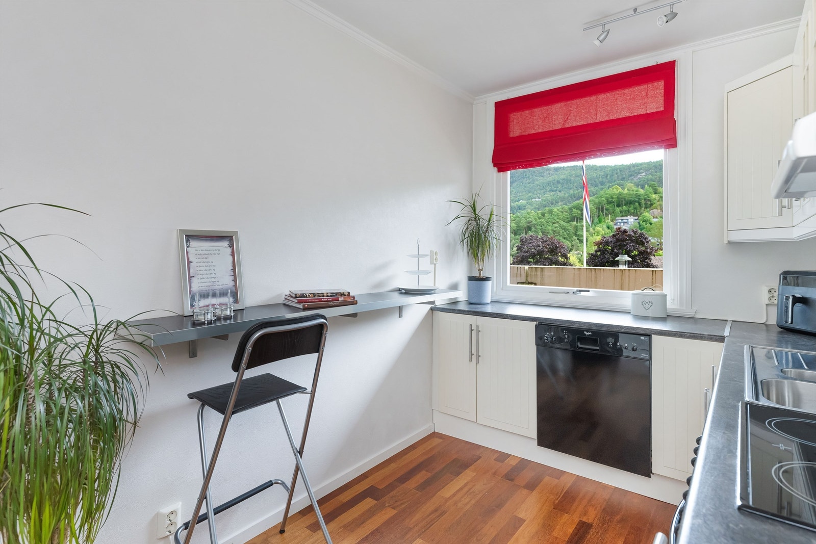 Lyst kjøkken med gode oppbevaringsmuligheter. Galleribilde