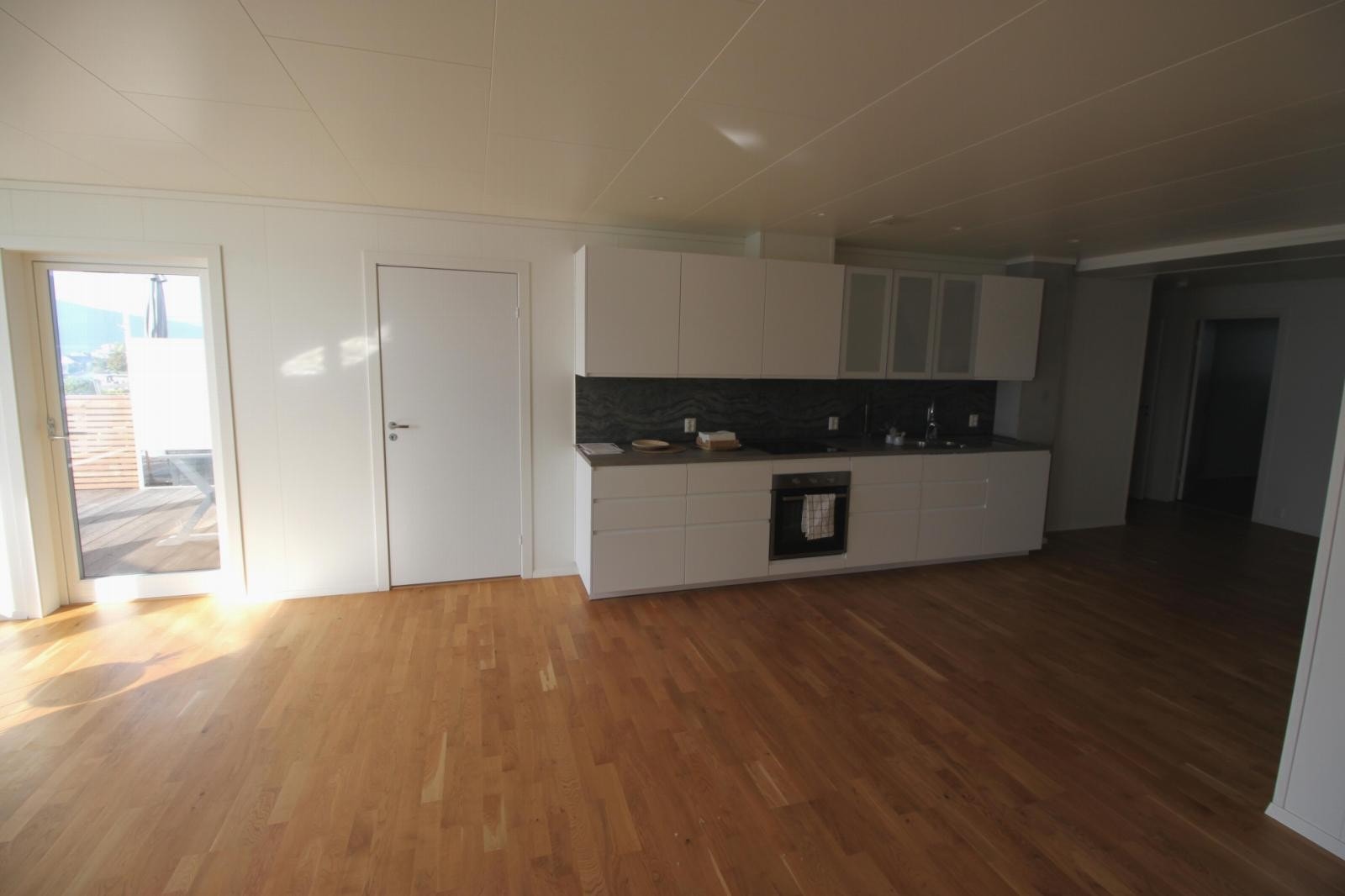 Kjøkken med utgang til terasse Galleribilde