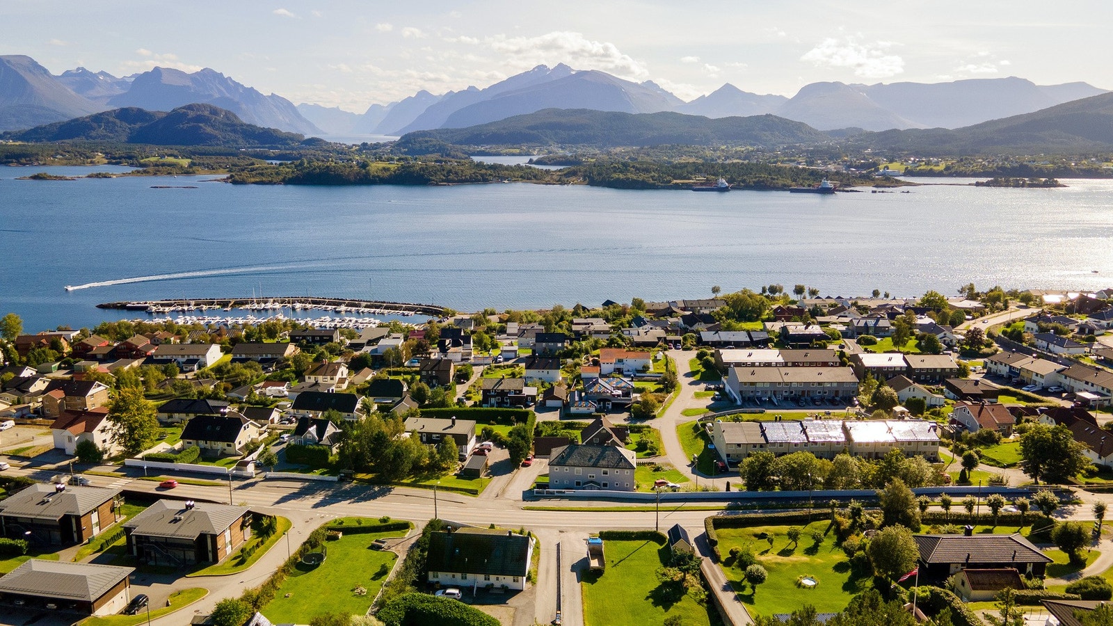 Etablert og rolig boligområde ca. 5 km øst for Ålesund sentrum. Galleribilde
