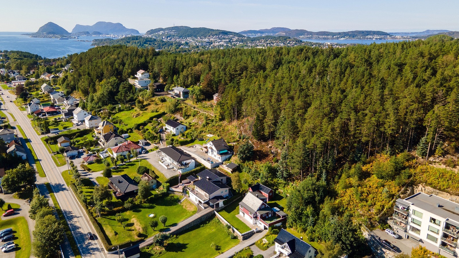 Tomten har skrånende terreng og består for det meste av naturvegetasjon og trær. Galleribilde