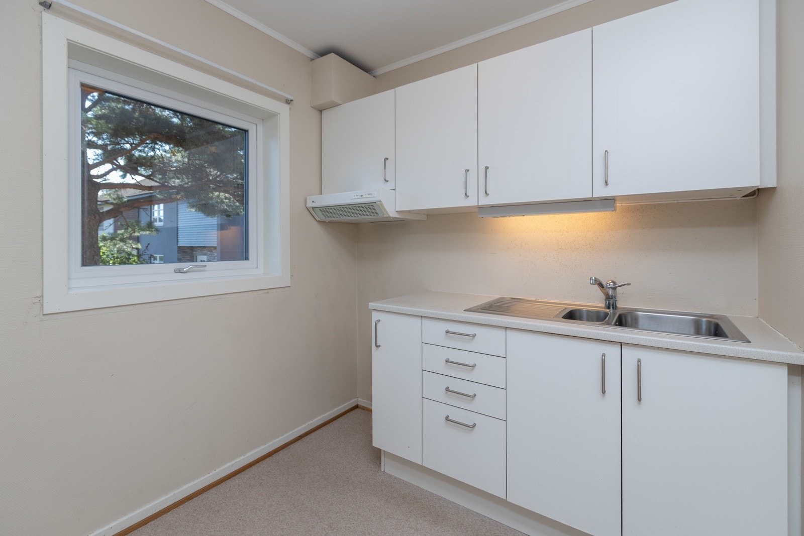 Kjøkken har slette lyse fronter Galleribilde