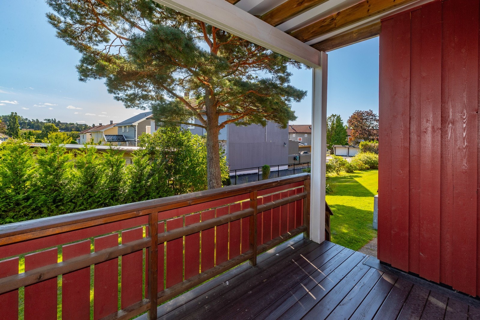 Veranda med nedgang til hagen Galleribilde