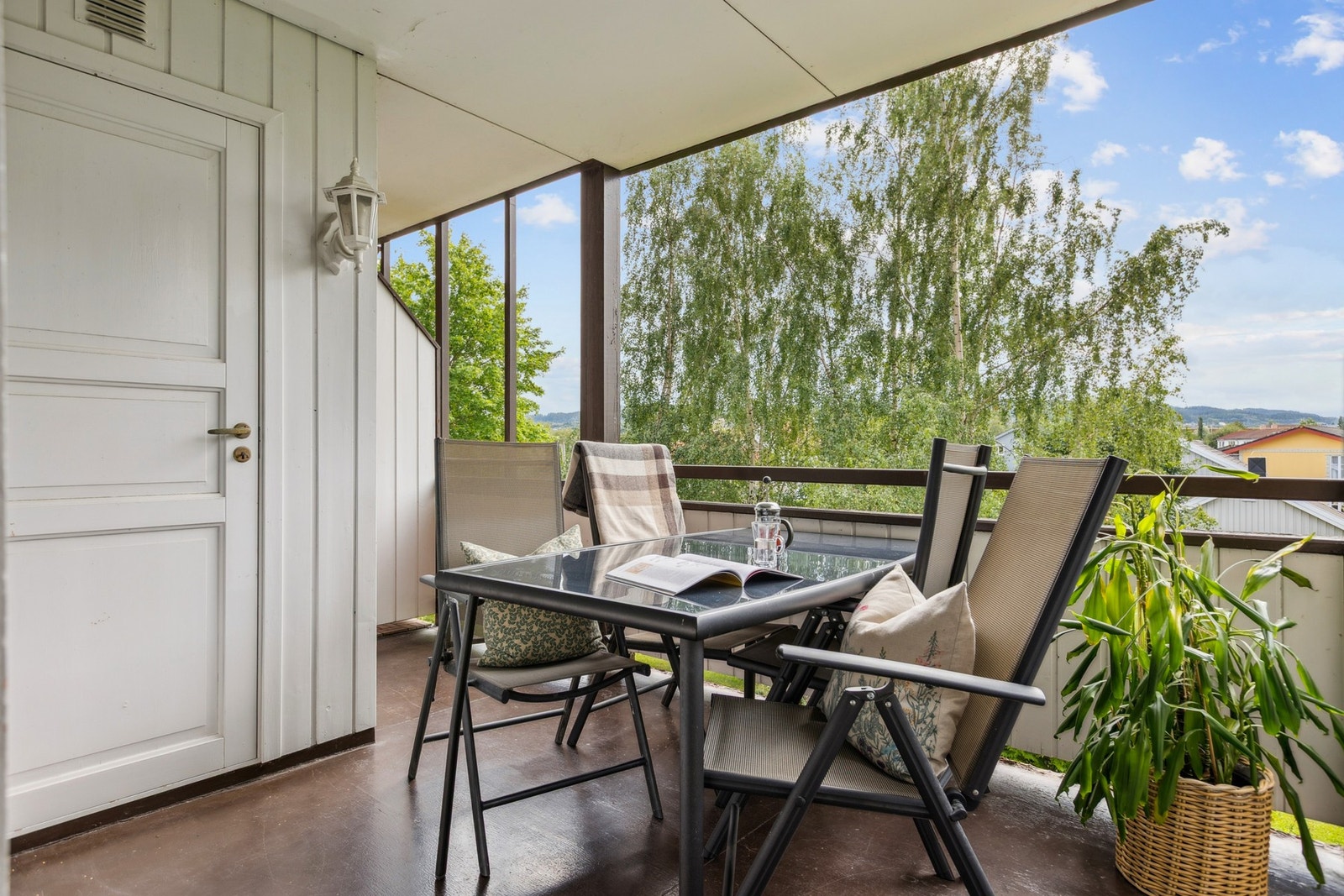 Fra stuen har man utgang til sørvendt balkong som måler 8 kvm. Galleribilde