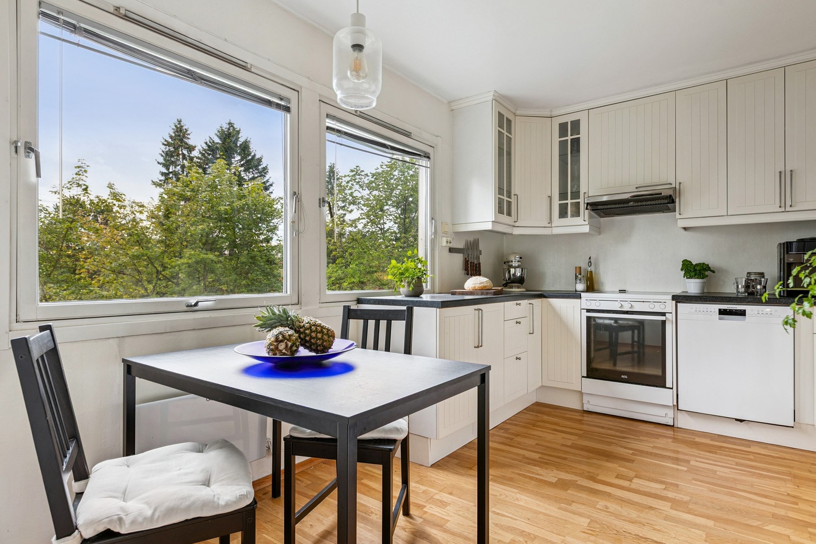 Lekkert kjøkken med fine lysforhold, rikelig oppbevaringsplass og rom for hyggelige måltider. Galleribilde