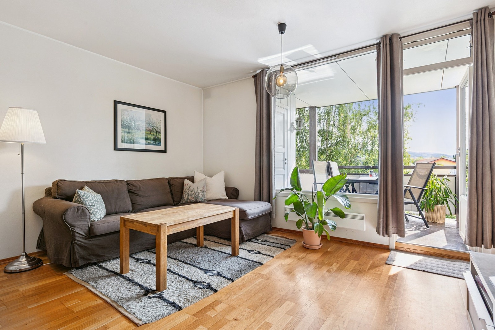 Sofaen finner sin naturlige plassering ved de store vinduene. Galleribilde