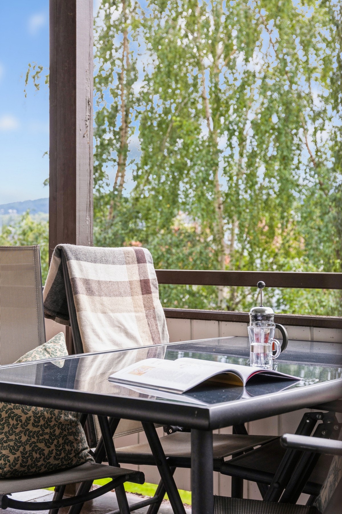 Balkongen oppleves som usjenert og har fin utsikt mot nabolaget og grøntarealer. Galleribilde