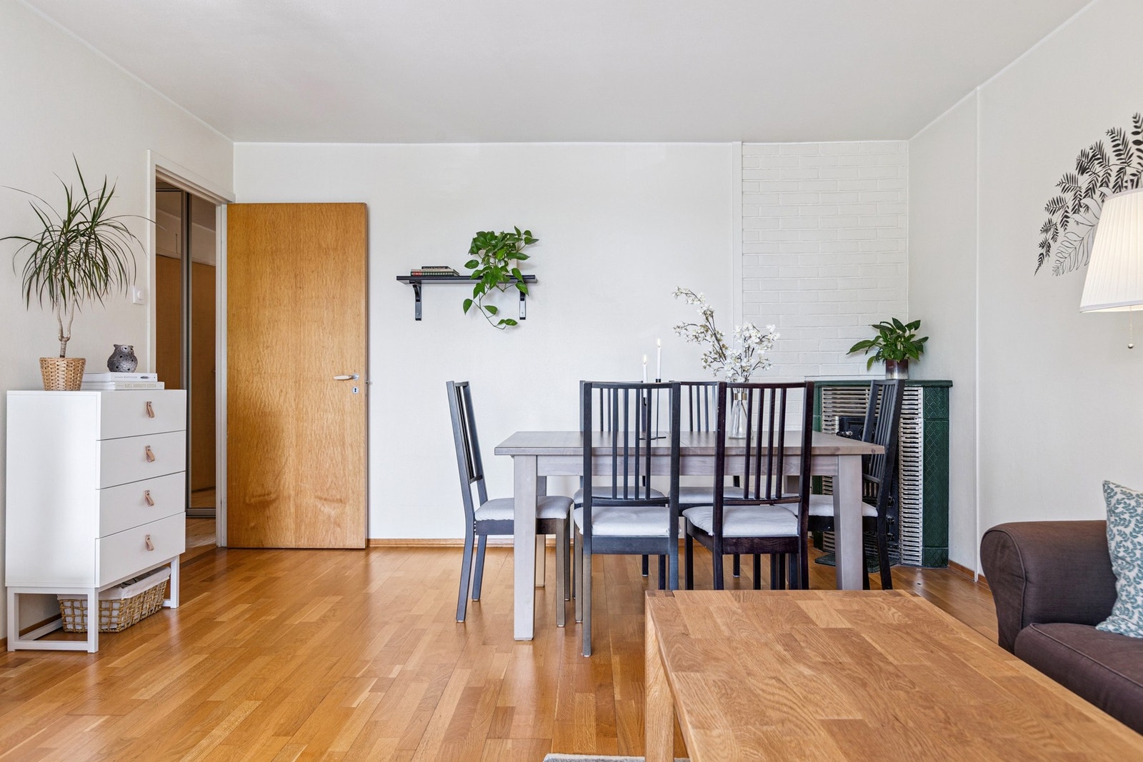 Stuen måler 21 kvm, og har godt med plass til både spise- og sofagruppe. Galleribilde