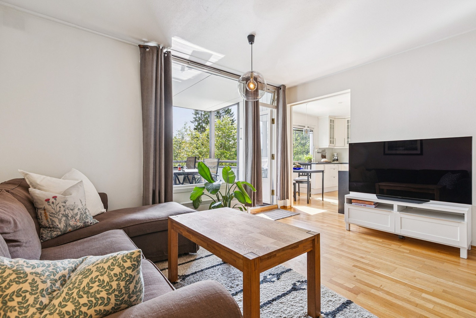 Luftig og innbydende stue med åpen forbindelse til kjøkkenet. Galleribilde