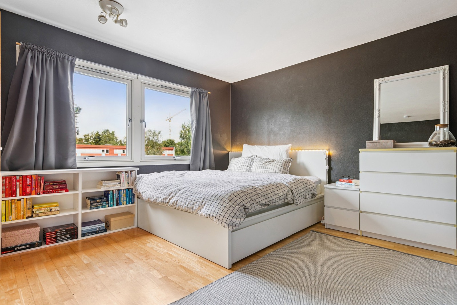 Soverommet måler 16 kvm, men kan fint deles inn til to soverom på ca. 8 kvm hver. Galleribilde