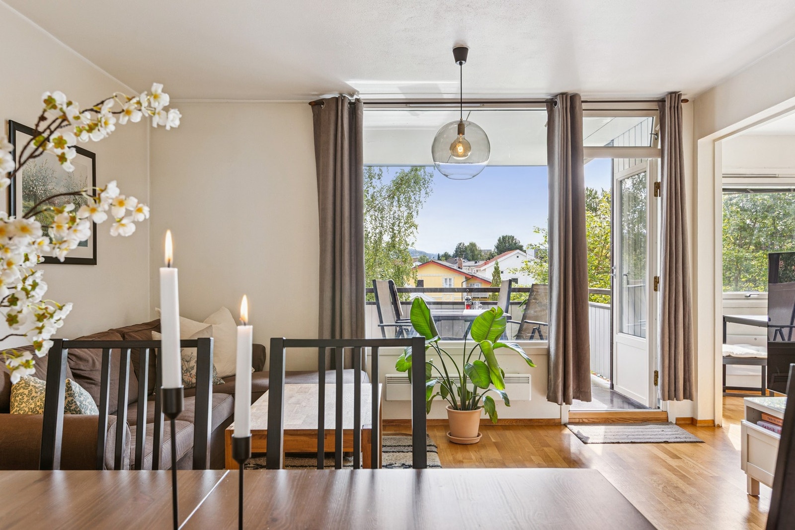 Leiligheten har et utrolig fint lysinnslipp som spiller seg fint gjennom rommet Galleribilde