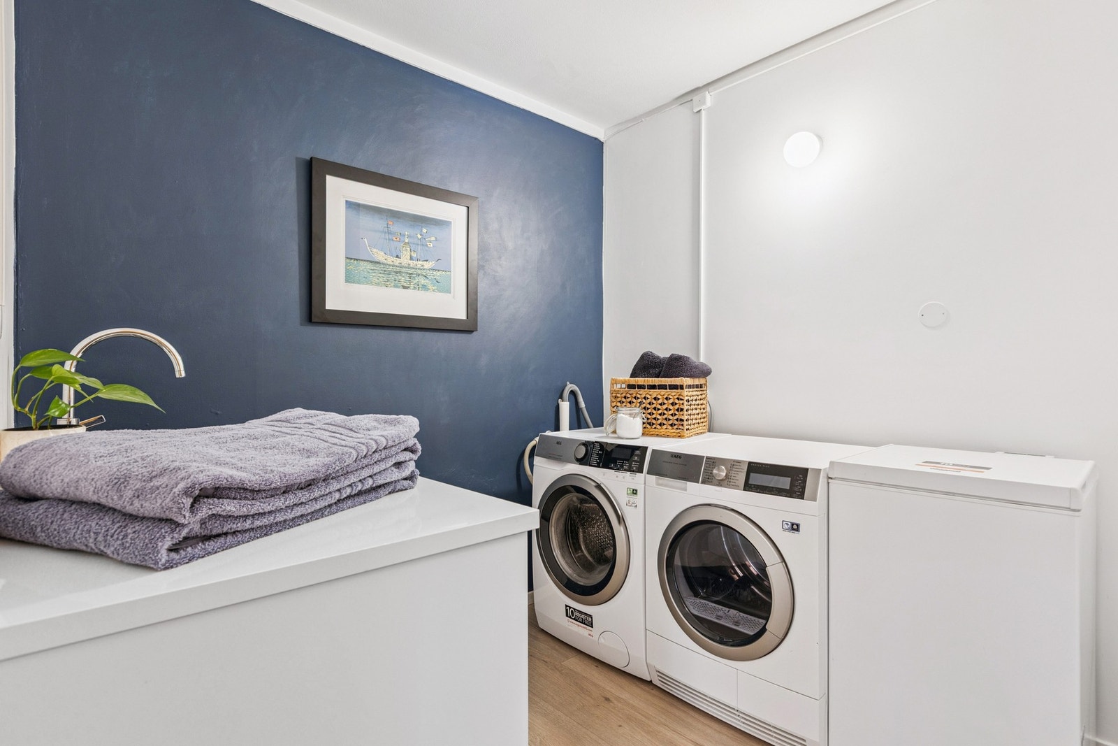 I tillegg til badet finnes et praktisk vaskerom med plass til både vaskemaskin og tørketrommel. Rommet har også utslagsvask og gode muligheter for oppbevaring. Galleribilde