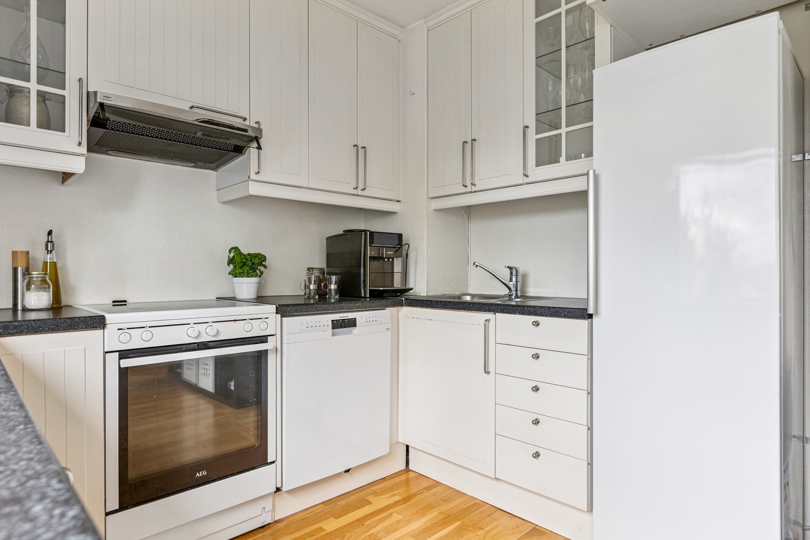 Kjøkkenet er fra IKEA ca. 2005. Galleribilde