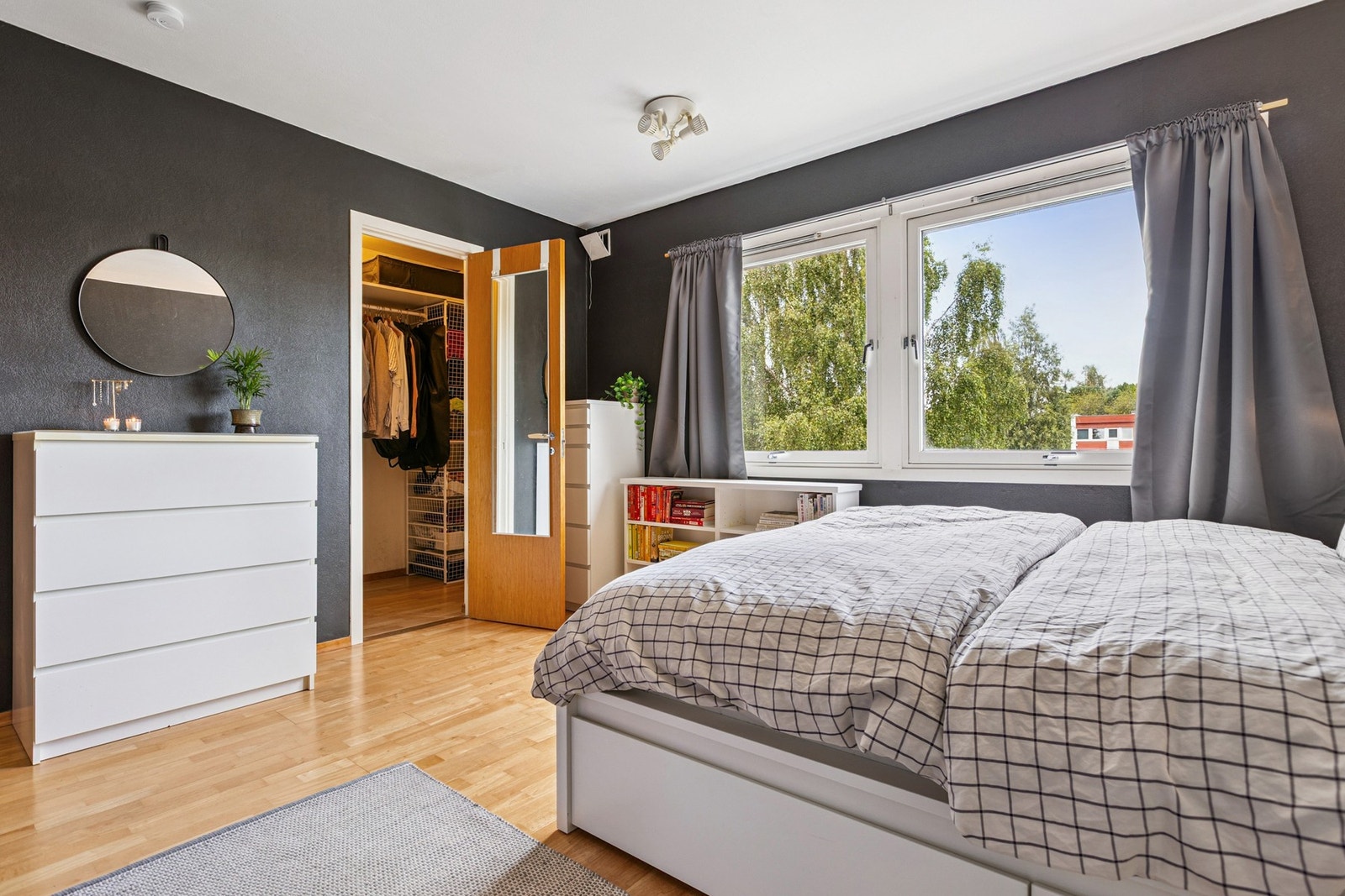 Fra soverommet har man egen walk-in-closet - praktisk! Galleribilde