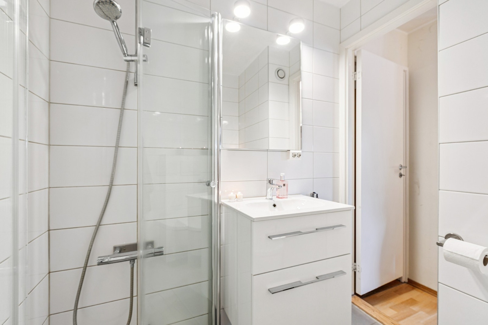 Flislagt vegger og gulv, og selvfølgelig gulvvarme. Galleribilde