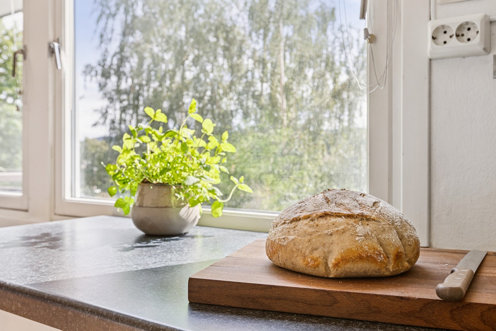 Kjøkkenet byr på gode lysforhold og en hyggelig atmosfære. Perfekt for matlaging og samvær. Galleribilde