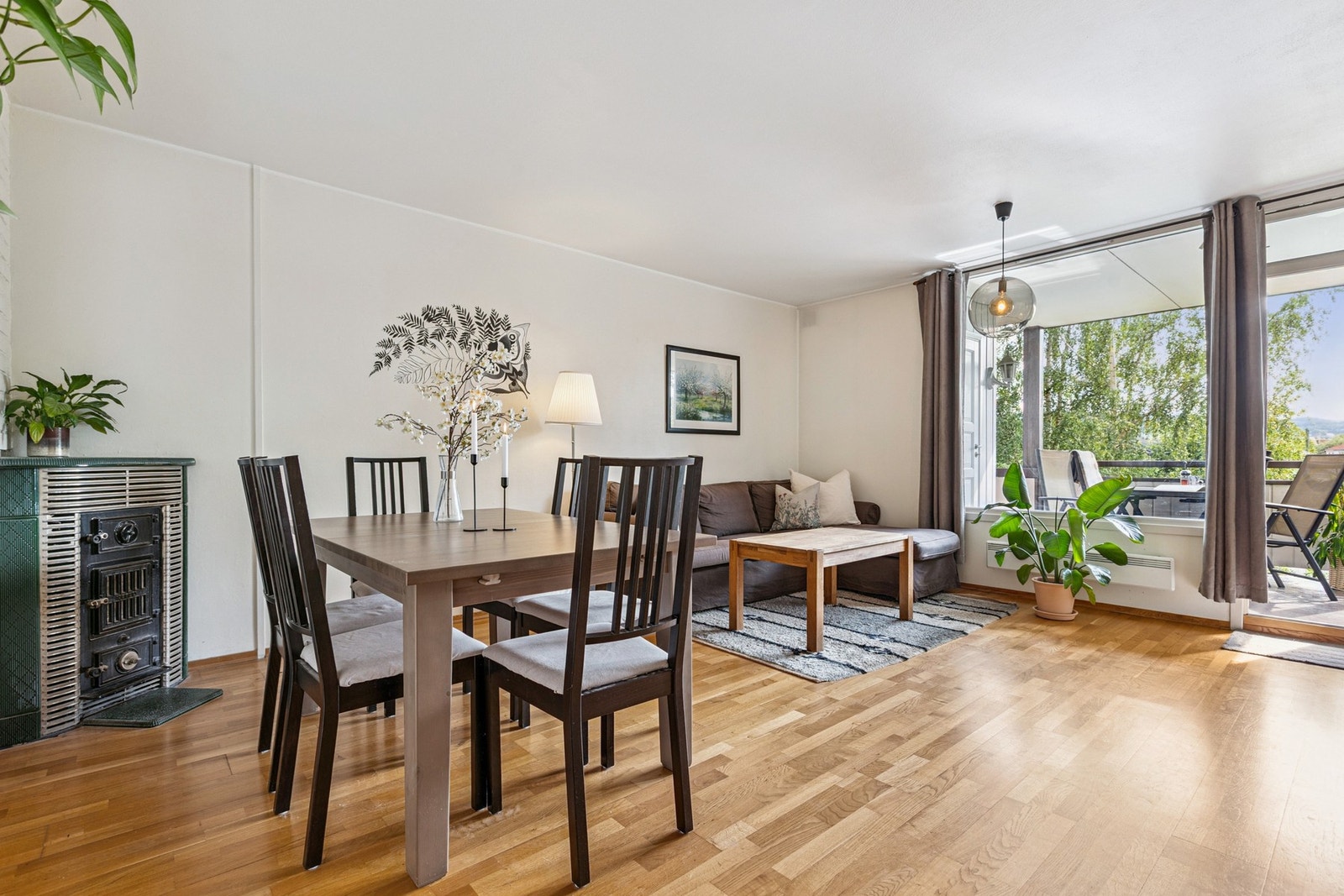 Boligen varmes opp med elektrisitet og vedfyring fra den hyggelige ovnen som er fin å ha på kaldere vinterkvelder. Galleribilde