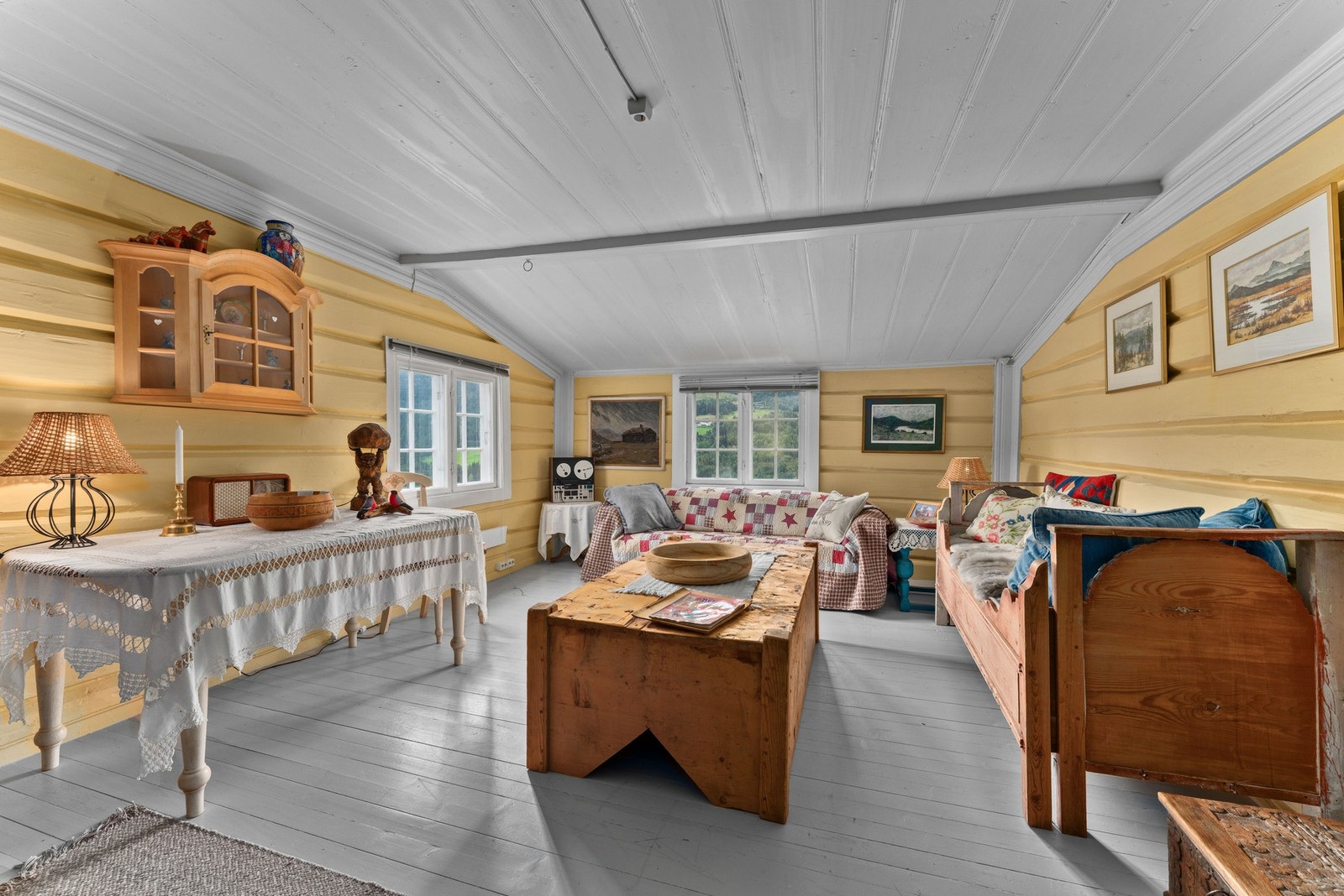 Spisebord med to stoler og sofa medfølger handelen. Galleribilde