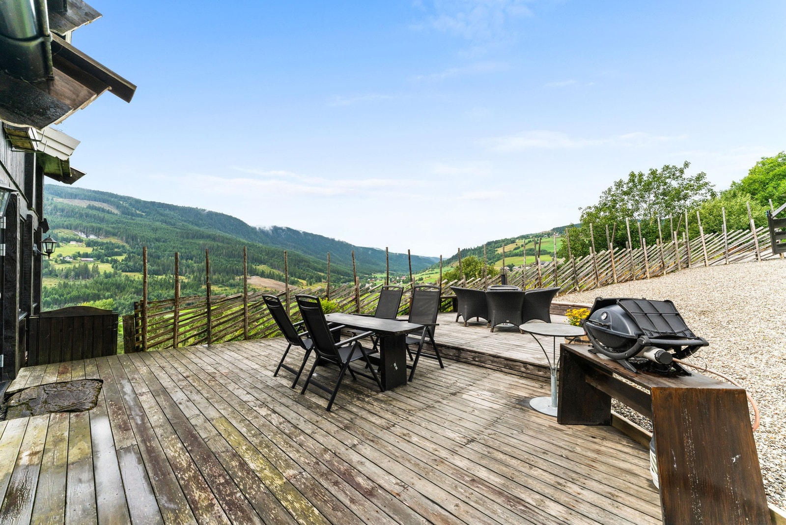 Fra sommerstuen er det utgang til en terrasse på mark med impregnert bjelkelag og kebony terrassebord. Galleribilde
