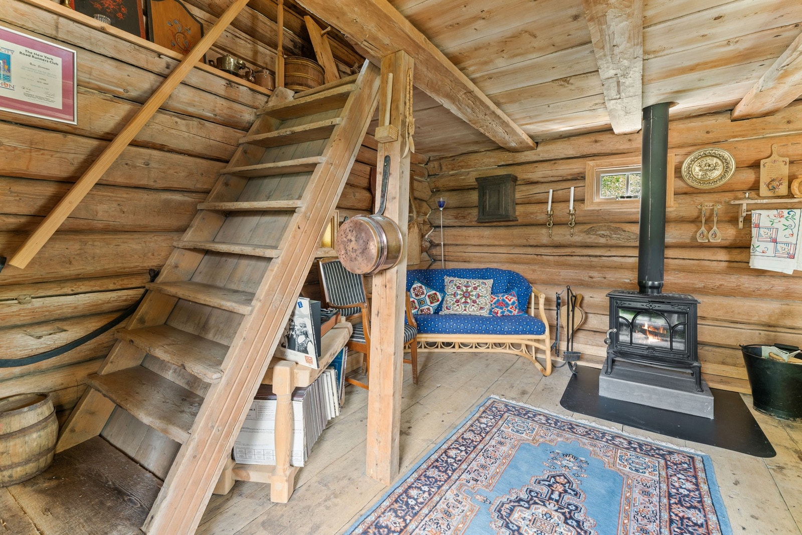 Stabburet er innredet som stue og soverom. Galleribilde