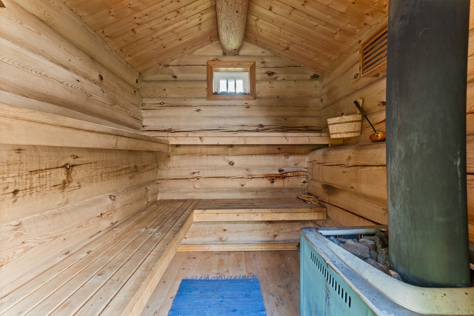 Egen tømmerbadstue på tunet - perfekt for avslapning etter en lang dag ute. Galleribilde
