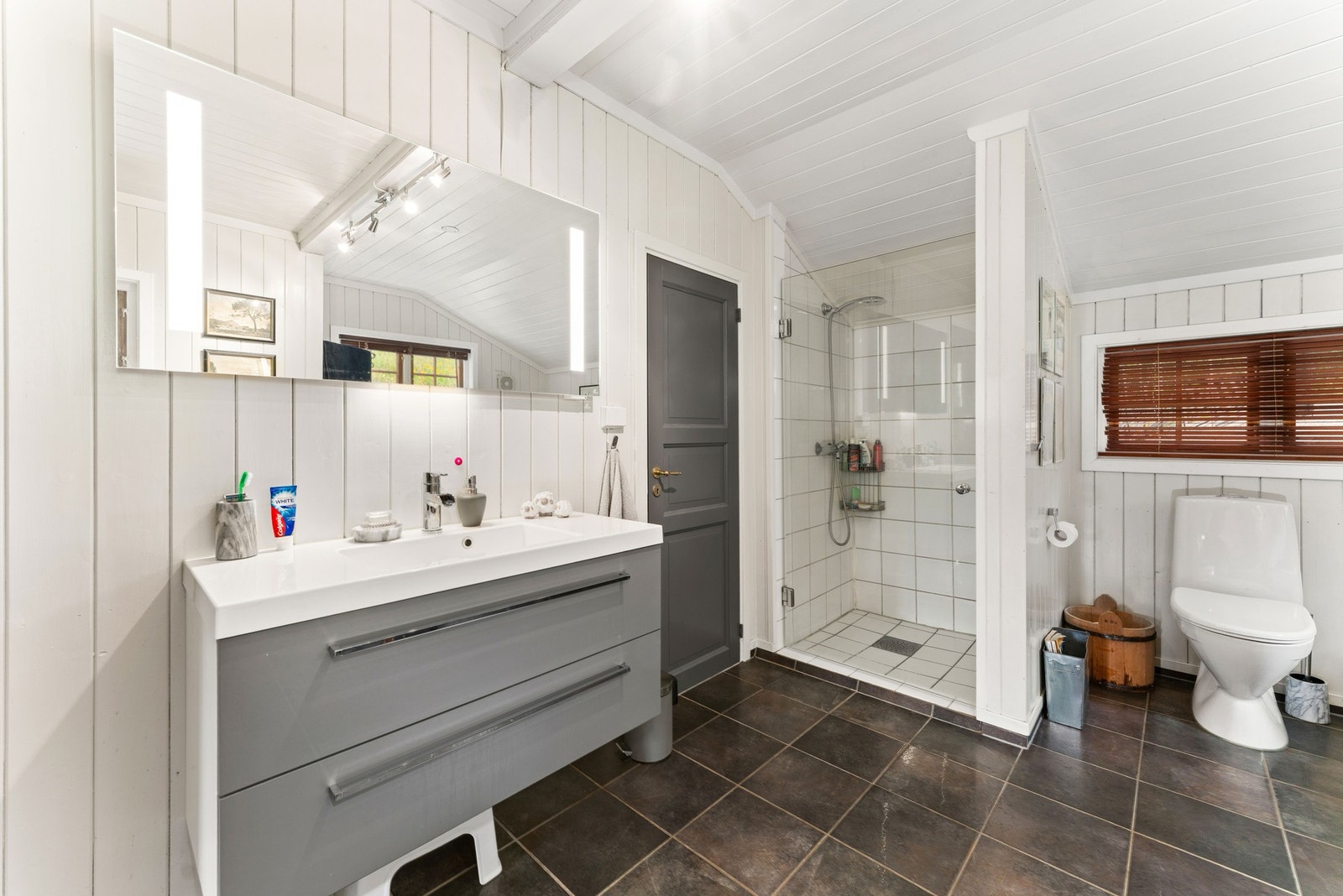 Fra badet er det direkte tilgang til både et walk-in-closet med rikelig oppbevaringsplass, og et praktisk vaskerom. Galleribilde