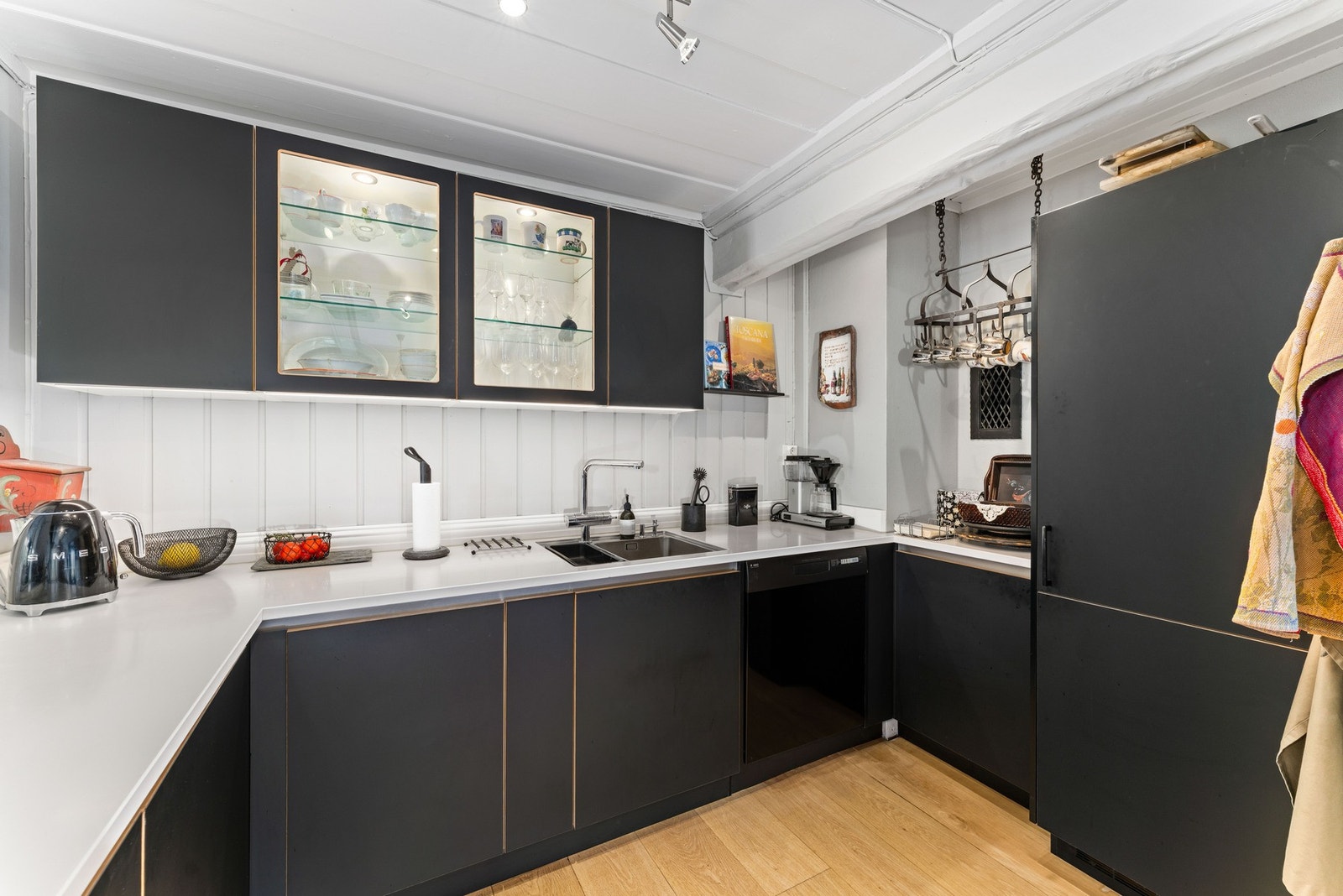 God arbeidsplass og smart oppbevaring gjør matlagingen enkel. Galleribilde