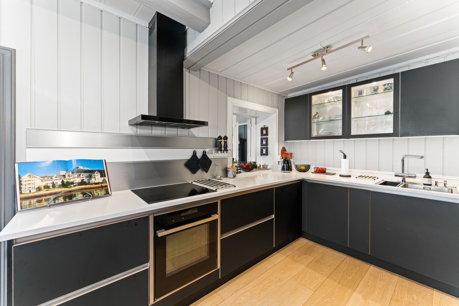 Kjøkkenet ble oppgradert i 2021/2022, og fremstår moderne og funksjonelt med glatte fronter, benkeplate i Corian og integrerte hvitevarer som kjøleskap, komfyr, oppvaskmaskin og platetopp. Galleribilde