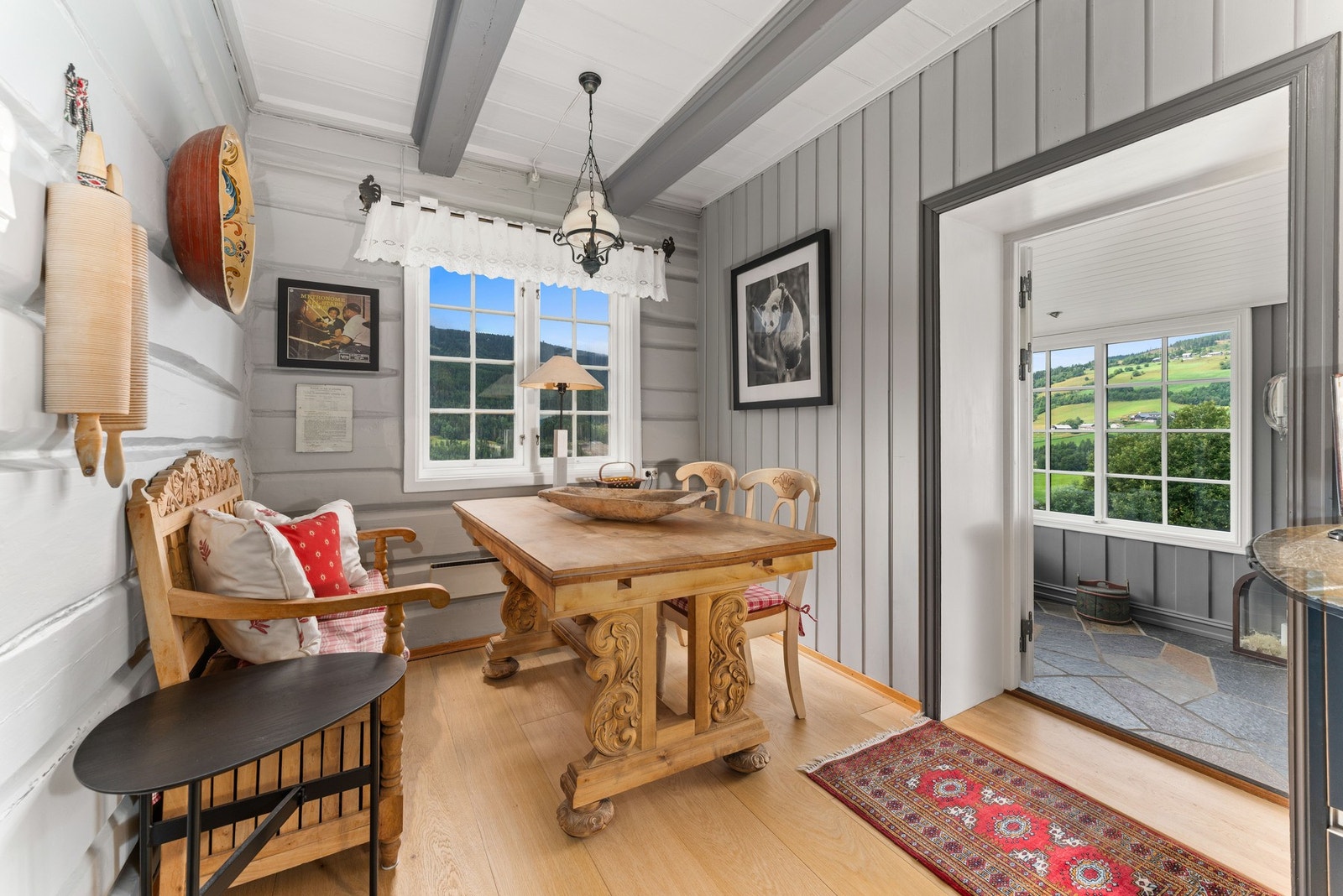 På kjøkkenet er det plass til et spisebord, hvor du kan nyte både måltider og utsikten. Fra kjøkkenet har du utgang til en lys og trivelig sommerstue. Galleribilde