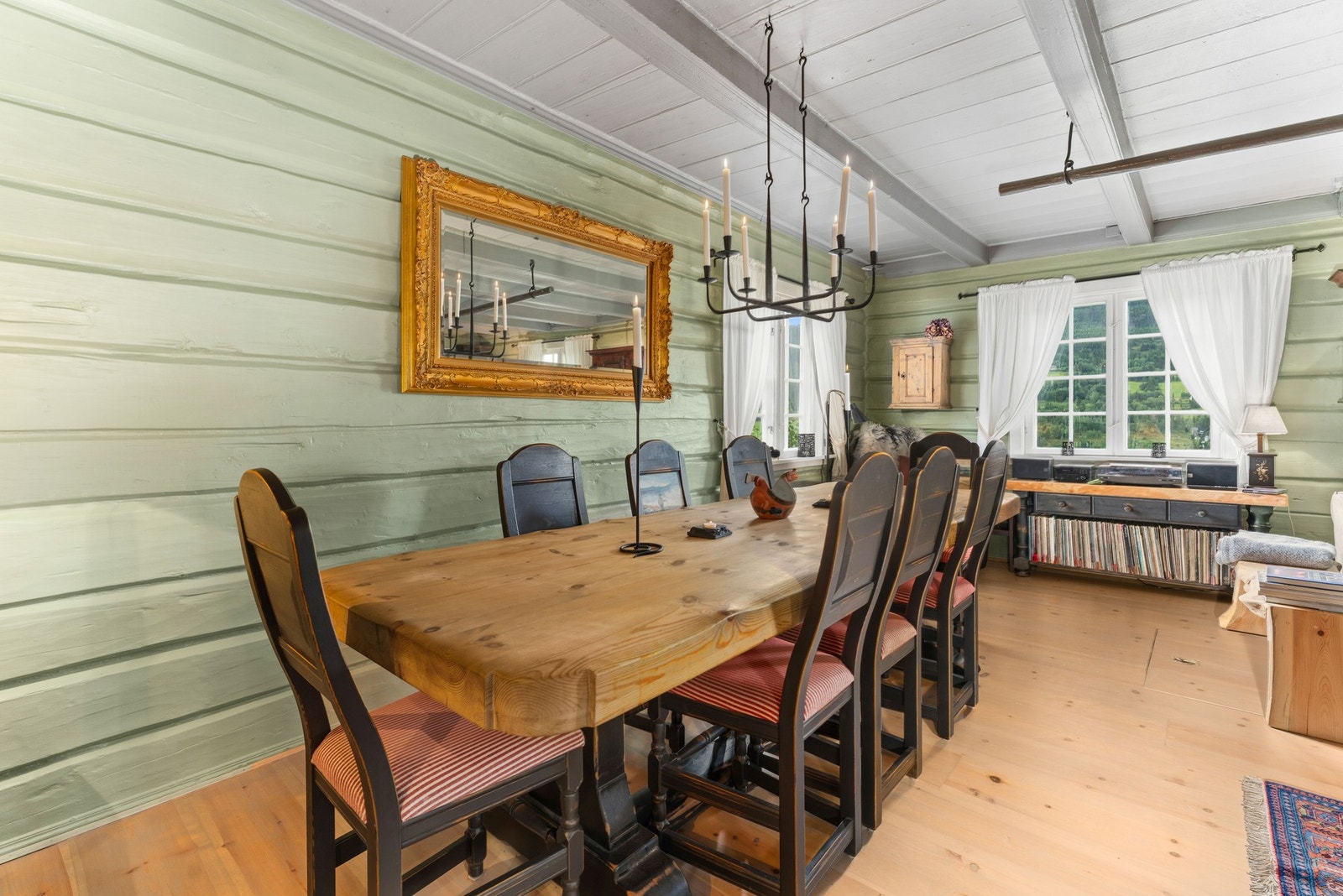 Stor spiseplass med vinduer som gir flott utsikt og godt lysinnslipp. Spisebordet med 8 stoler medfølger salget. Galleribilde